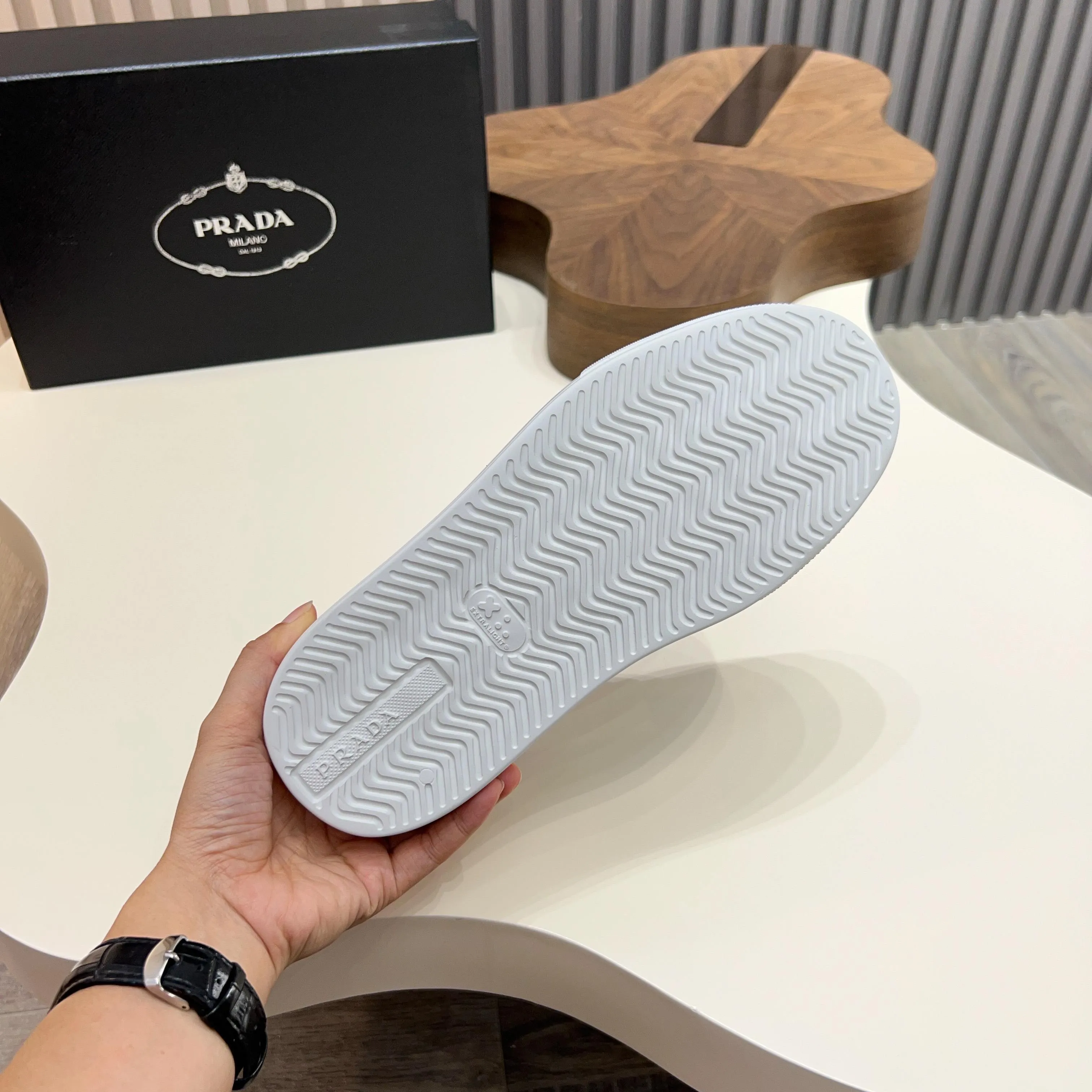 💰740 Thick-soled trendy brand (Prada) mainly promotes popular models, avant-garde and versatile fashionable men's shoes, private version molding, cowhide splicing 1:1 replica... fashionable, simple, elegant, more eye-catching and more classy, ​​it will subvert the old idea, a must-have for fashionistas who want to spend time with you! Must keep it! Tall and comfortable outsole, high-end quality workmanship. @ Code number: 39-44 38 45 can be ordered. Multiple colors are available.